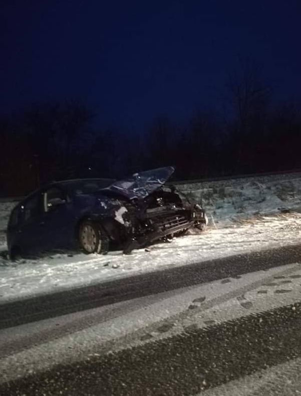 A derapat și a ajuns pe contrasens, lovindu-se de un Jeep