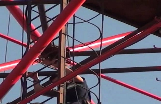 S-a urcat pe un releu de telefonie pentru că i-a plecat soția de acasă