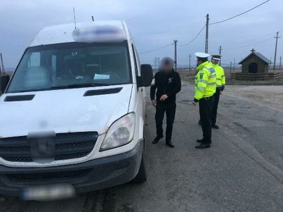 Inconştienţă la volan! Transporta muncitori având permisul suspendat