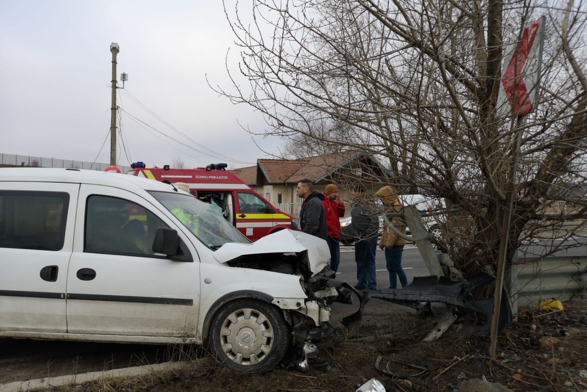 Accident pe Strada Depozitelor! A intrat cu mașina în copac