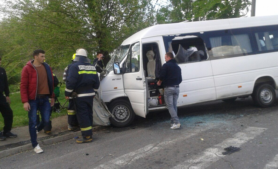 Accident între maxi-taxi şi Dacia la Mioveni! O femeie rănită grav