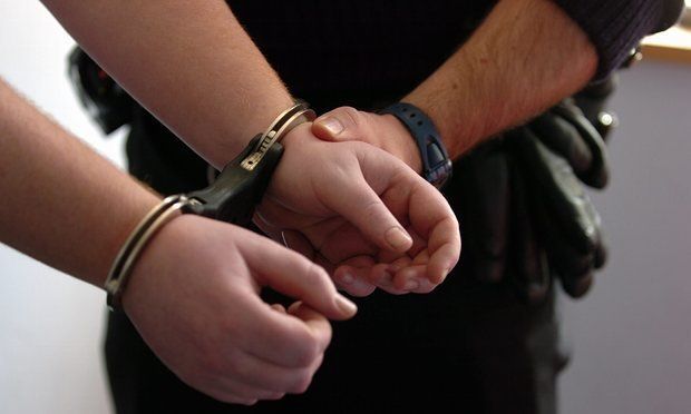 Arestat pentru 30 de zile după ce i-a dat unui polițist cu sticla în cap