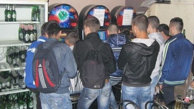 Elevi prinşi la păcănele, de poliţişti! Părinţii îi ştiau la şcoală