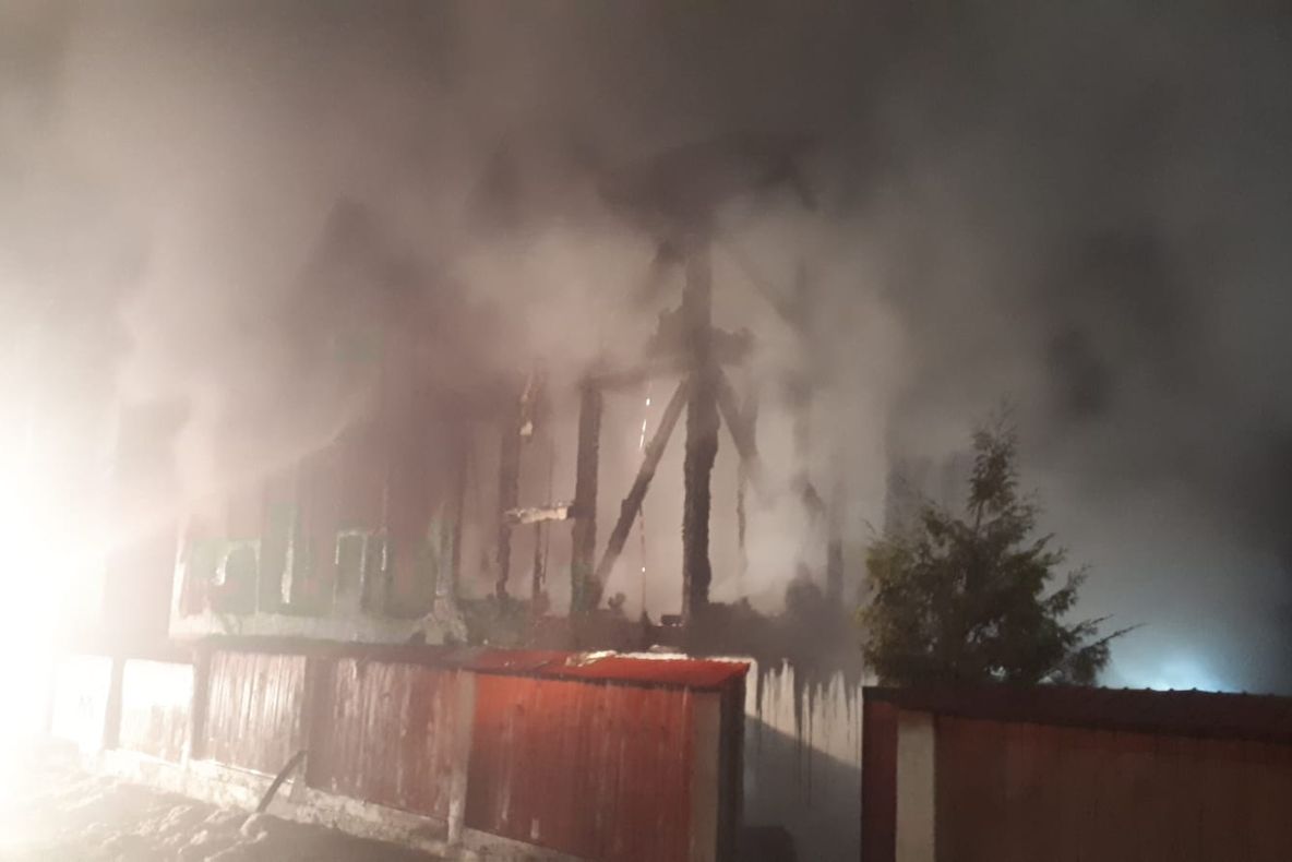 Noapte de foc pentru pompieri! Case cuprinse de flăcări în Argeș