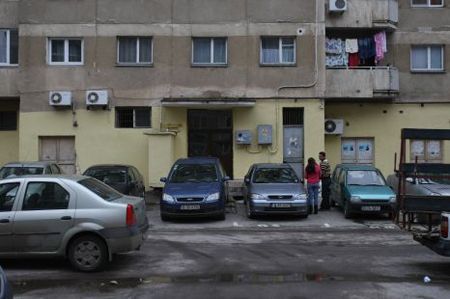 Un octogenar a făcut accident vascular la volan! A lovit 2 mașini parcate