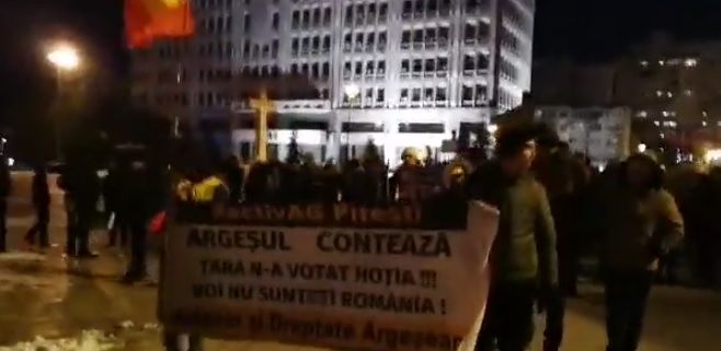 Protest faţă de adoptarea OUG 7! Piteștenii au ieșit în stradă