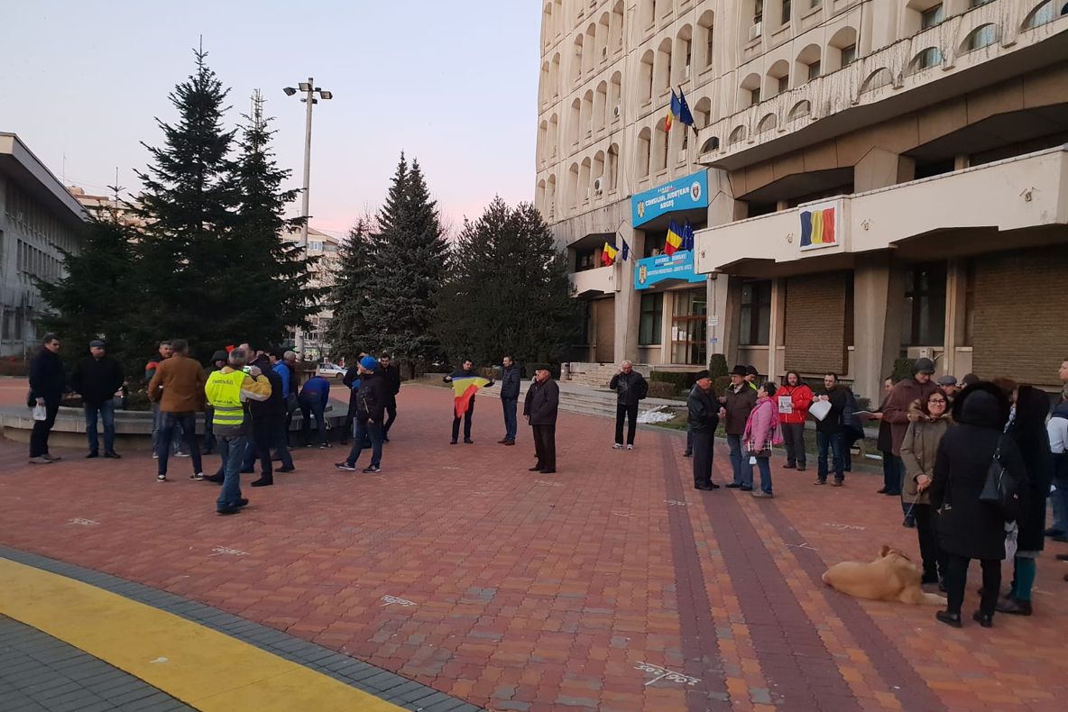 VIDEO! Un nou protest la Pitești împotriva OUG 7: „Vrem justiție, nu corupție!”
