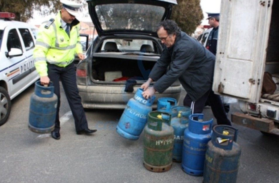 A furat cinci butelii de la o vecină şi a fost prins de poliţişti!