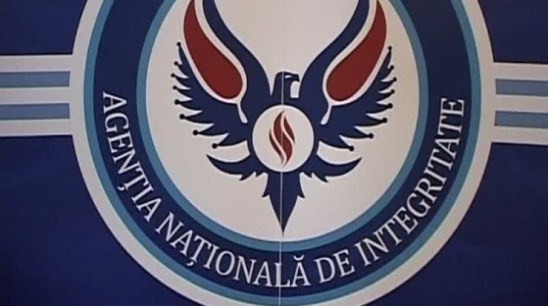 Fost consilier local la Cepari, probleme cu integritatea. A lucrat și în aparatul de specialitate al primarului