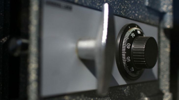 Au furat un seif în care se aflau 260.000 lei. S-au ales cu sechestru pe casă