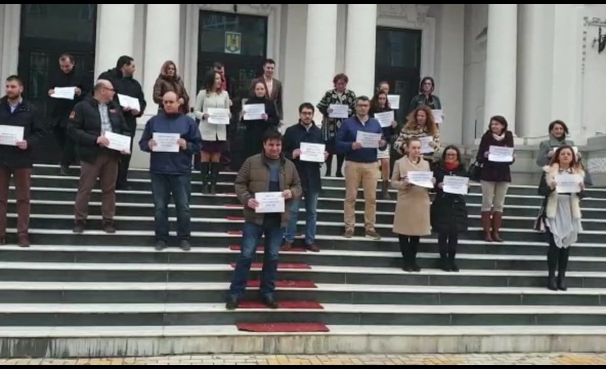 Magistraţii au protestat pe scările Curţii de Apel Piteşti