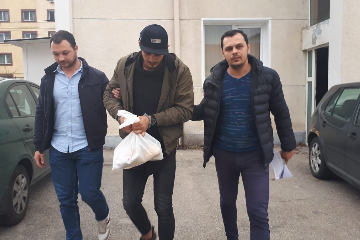 Reținut că înșela minori! Vezi cum îi lăsa fără telefoane