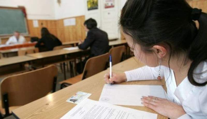 Doi elevi argeșeni de nota 10 la simularea Evaluării Naționale