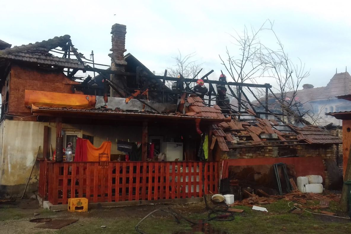 Incendiu puternic la Mioveni! Trei case, distruse de flăcări