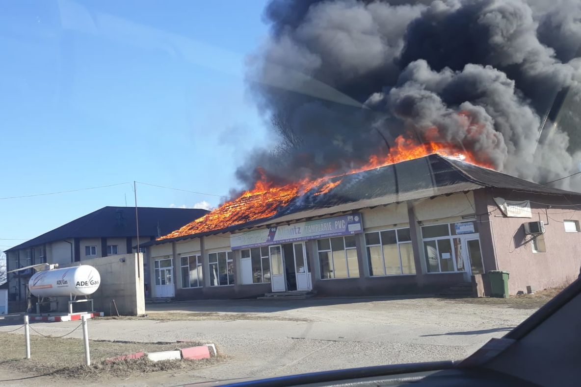 VIDEO! A ars o fabrică de termopane din Călinești! Pagube de 25.000 lei