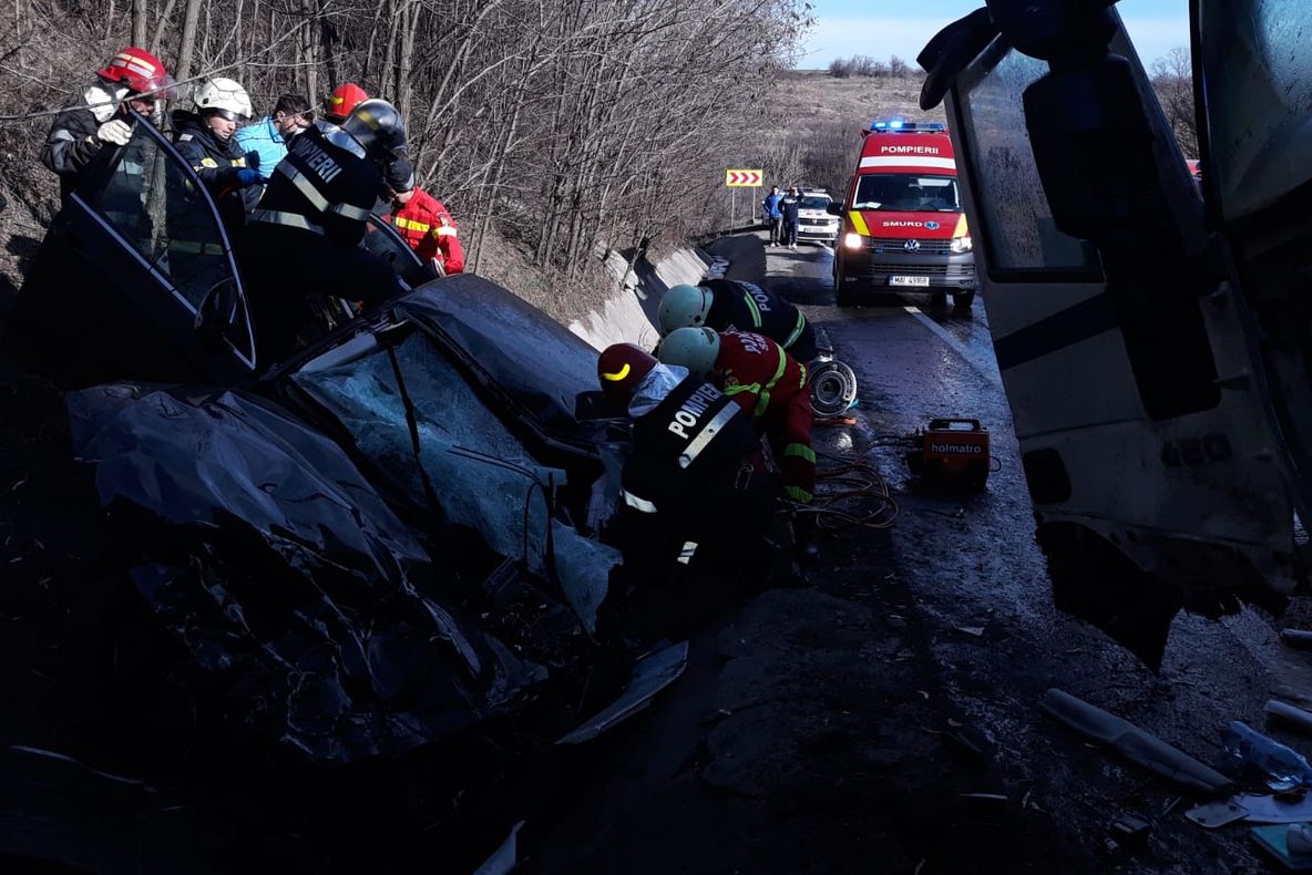 Video-Elicopter SMURD la un accident în Argeş. Trei victime încarcerate