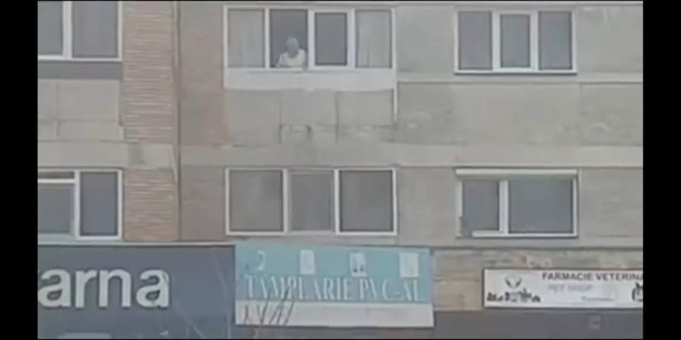 Video-Aruncă sticle de la fereastră, pe stradă! Pericol pentru trecători