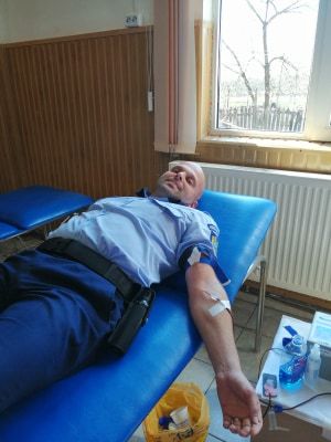 Poliţiştii au donat sânge! S-au alăturat campaniei de colectă mobilă