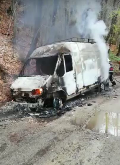 Video! O dubă a ars la marginea unei păduri din Vulturești