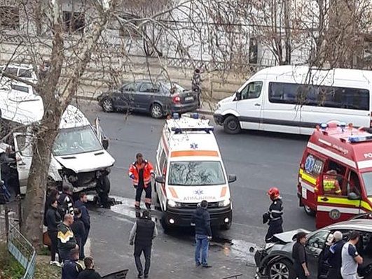 O femeie, în timp ce își căuta ochelarii, a intrat cu mașina într-un microbuz