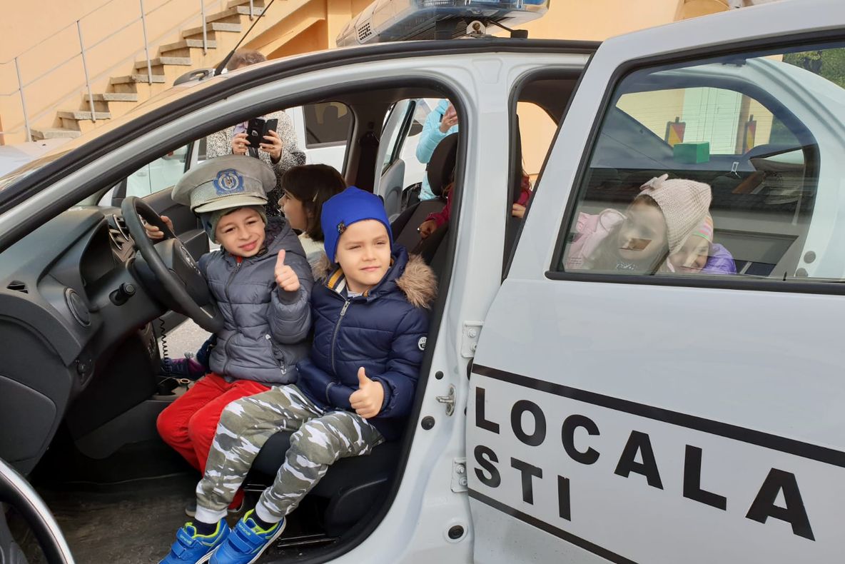 Invazia prichindeilor! Copiii au luat cu asalt Poliția Locală Pitești