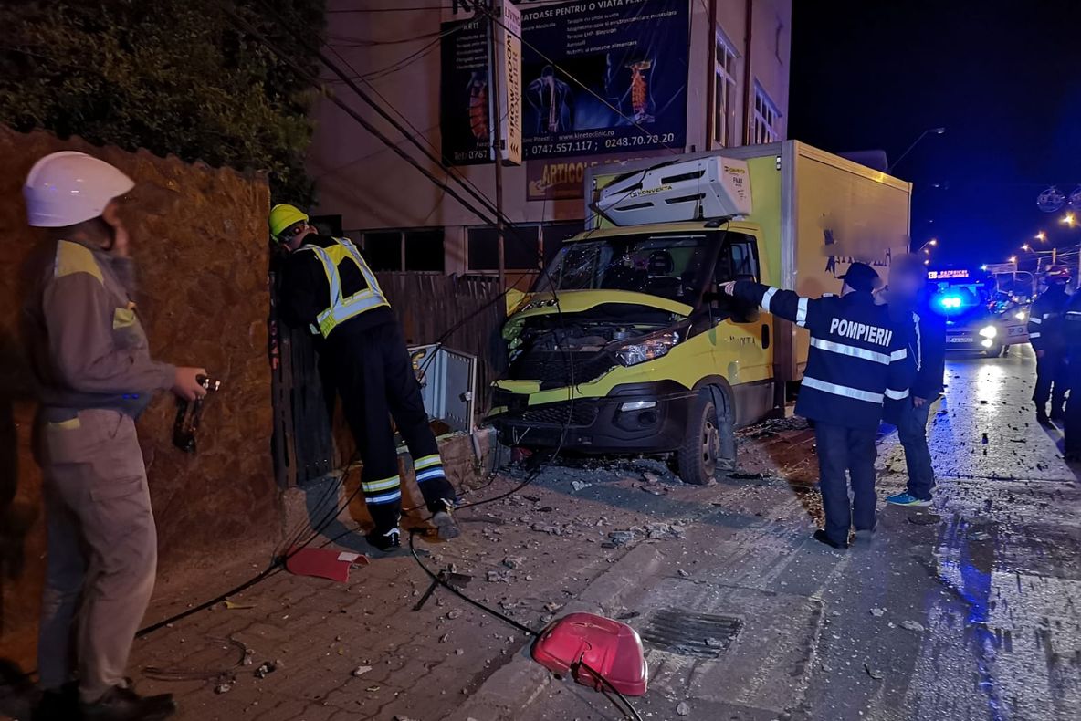 Cu mașina într-o conductă de gaze. Șoferul era sub influența alcoolului