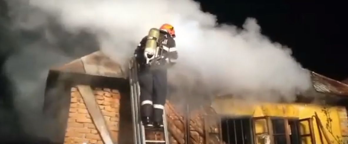 Incendiu provocat de o lumânare. O femeie a fost salvată de pompieri