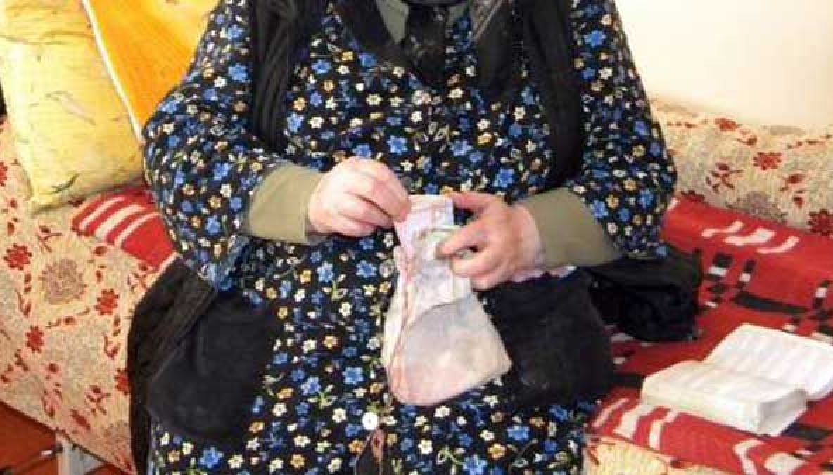 Octogenară păcălită de doi hoţi! Când au fost prinşi hoţii erau în arest