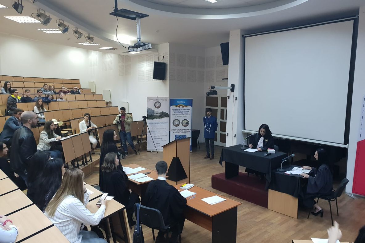 Video! Sala de curs a devenit sală de judecată! Proces simulat de către studenții de la Drept