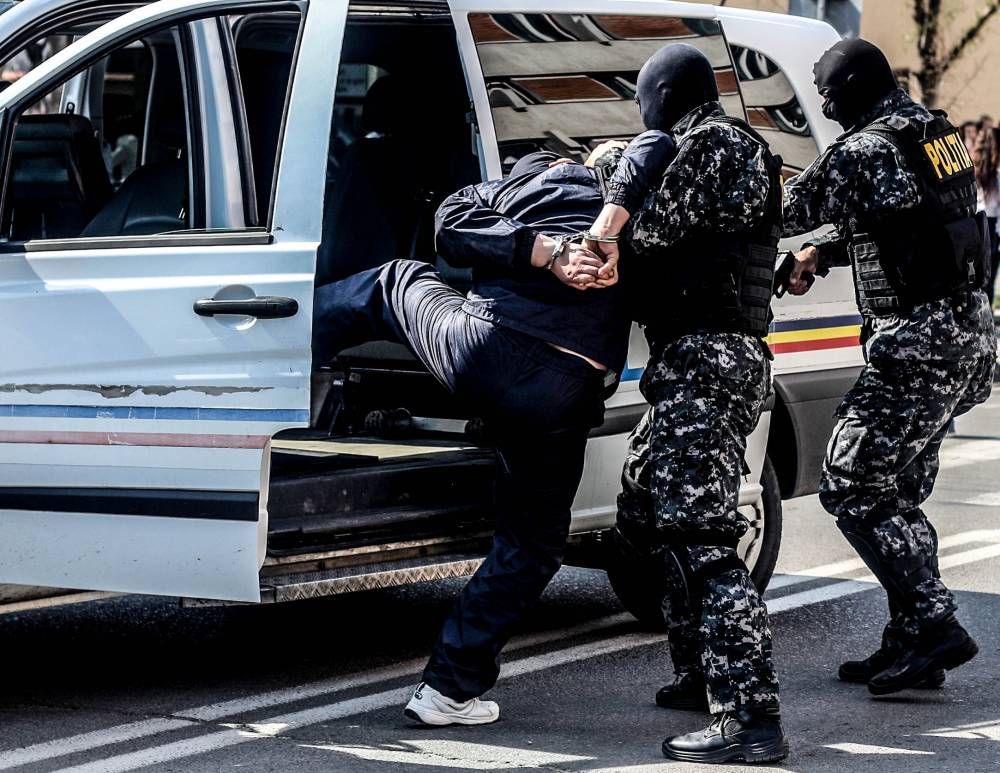 Tată şi fiu reţinuţi! Au furat banii vecinilor lăudăroşi!