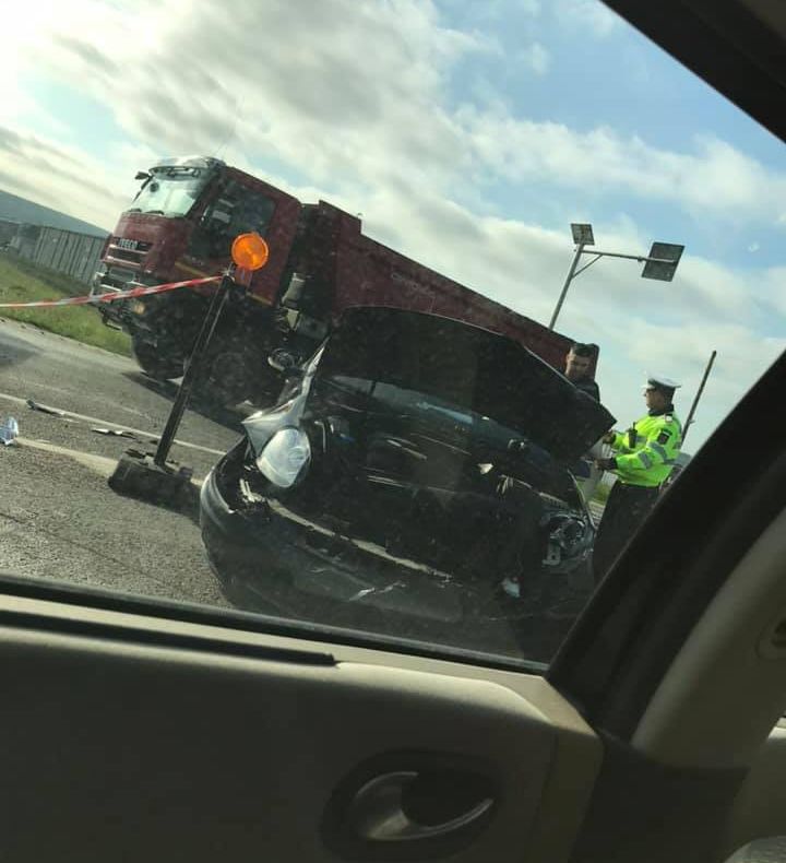 Accident în intersecție la Mărăcineni pe DN 73. Traficul îngreunat