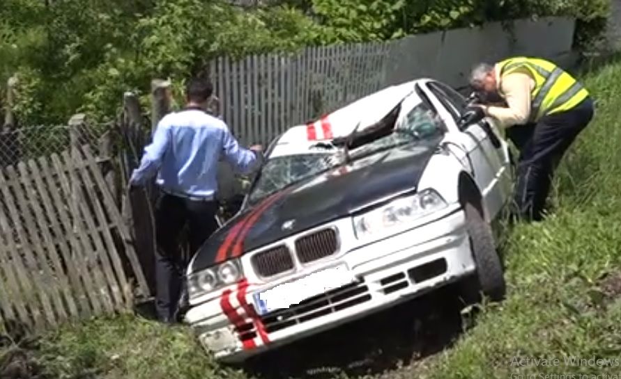 S-a răsturnat cu BMW-ul în șanț! Șoferul nu avea permis de conducere