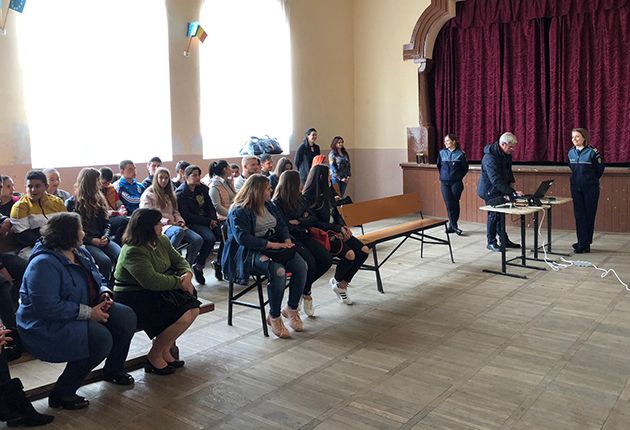 Fără discriminare! Activități preventive în liceele din Topoloveni