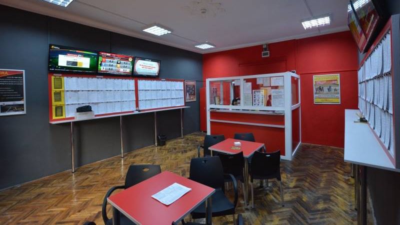 Casă de pariuri amendată de poliţişti, în cartierul Găvana