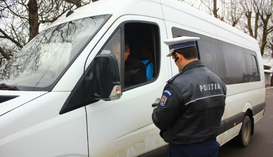 Mașinile de transport persoane și marfă, în atenția polițiștilor argeșeni