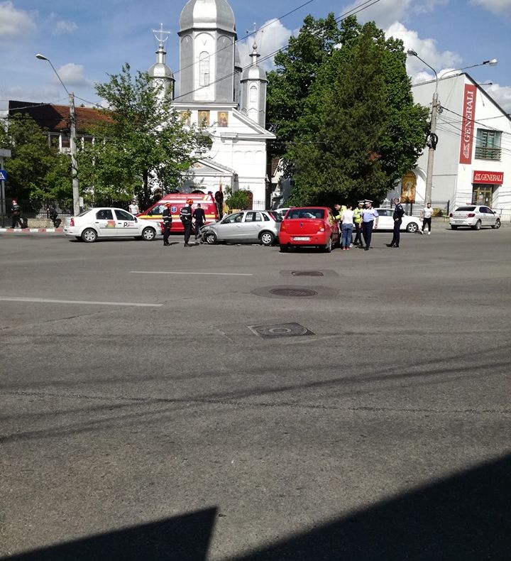 Două şoferiţe au făcut accident într-o intersecţie din Piteşti