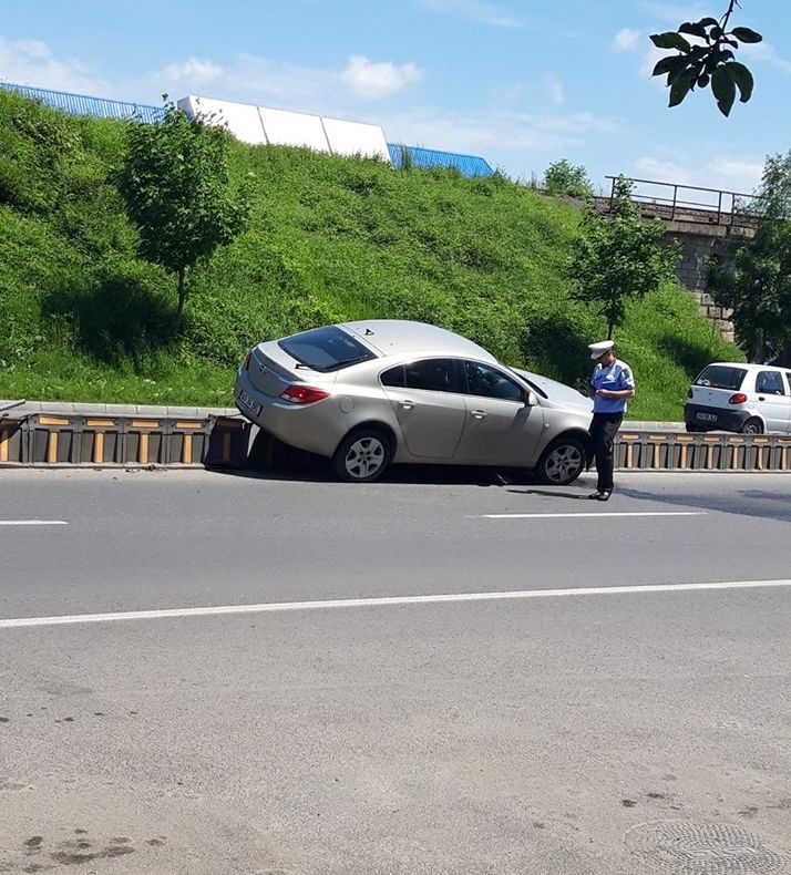 Cu mașina suspendată pe un parapet. Șoferul era mort de beat