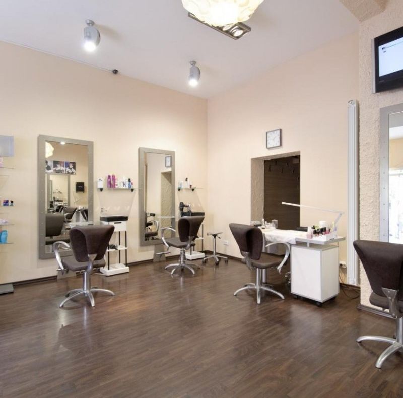 Saloanele de înfrumusețare din Pitești, controlate de polițiști