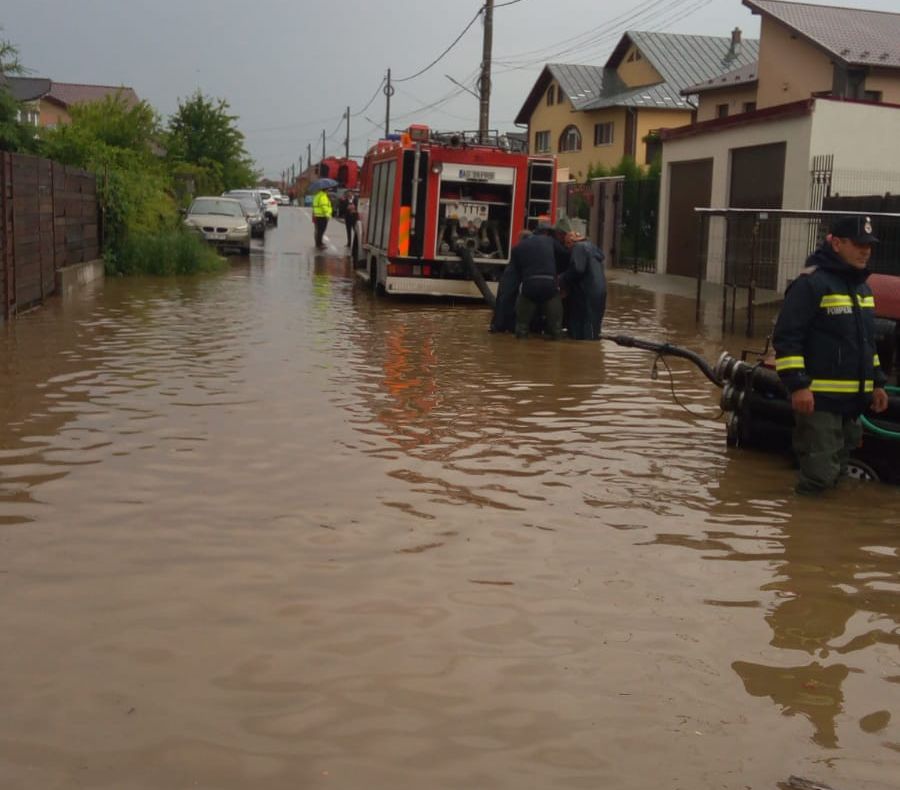 Video-Inundații în comuna Bradu! Intervin pompierii cu o motopompă!