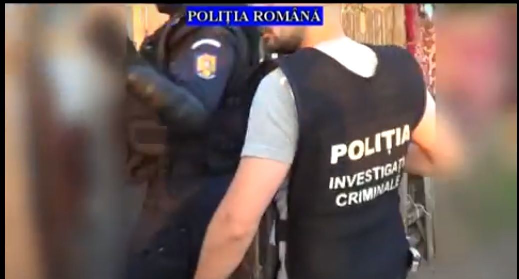 Percheziţii la Curtea de Argeş! Hoţii s-au trezit cu mascaţii la uşă