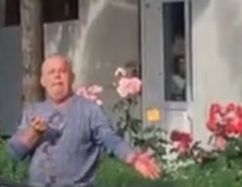 Amenința că își înfige un cuțit în inimă! Imobilizat de polițiști îmbrăcați în civil