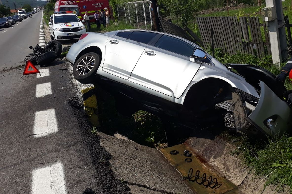 A intrat cu mașina într-un cap de pod. Soț și soție, răniți în accident