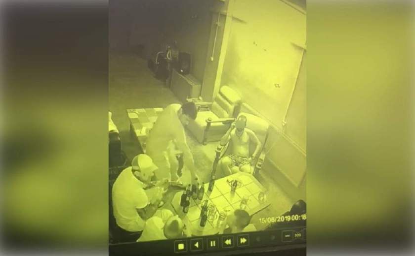 Filmat când i-a dat cu sticla în cap prietenului de pahar, la Mioveni