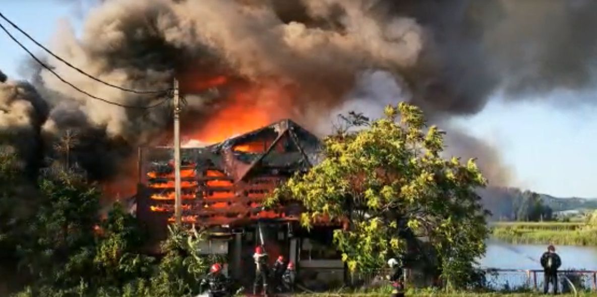 UPDATE! Video - Fostul restaurant „Zahana”, distrus de flăcări!