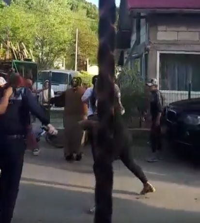 Video – Polițistă însărcinată, agresată în timpul unei intervenții în Vulturești