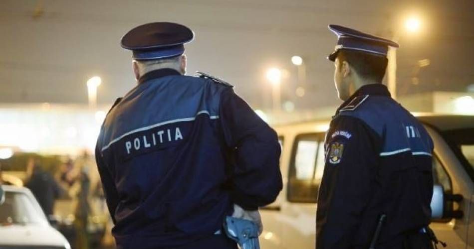 Bărbat reținut pentru ultraj după ce a lovit un polițist