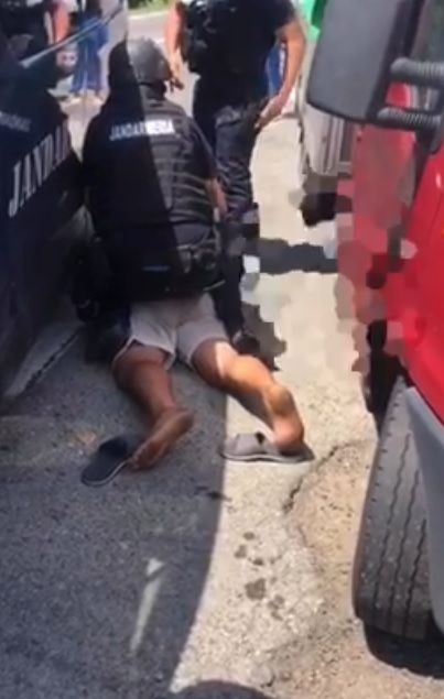 Video! Doi bărbați, încătușați! Veneau din Suedia cu o mașină furată