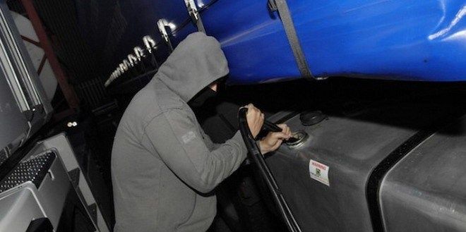 Şoferul de TIR a furat 5 tone de motorină de pe cardurile firmei