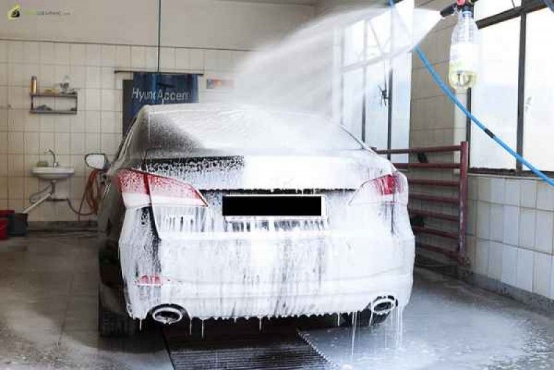 A furat maşina clientului din spălătorie, de la Piteşti