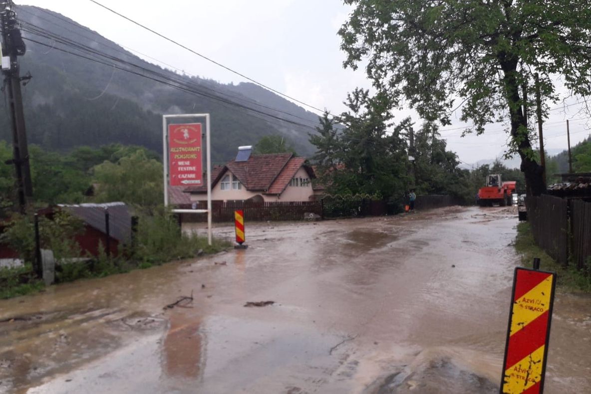 Cod galben de ploi torențiale și vijelii, până marți dimineața, în Argeș